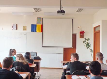 Colegiul Economic, prima şcoală din Oradea dotată cu videoproiectoare în toate sălile de curs (FOTO)